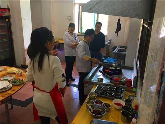 魅力小吃培訓學員好吃小炒指導學員操作現(xiàn)場案例