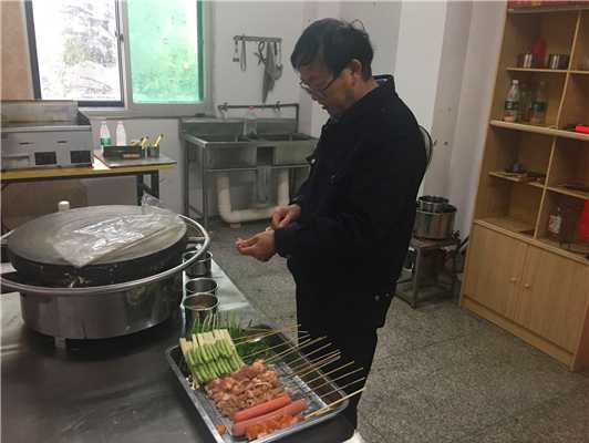 魅力小吃培訓學員大叔鐵板燒學習現(xiàn)場案例
