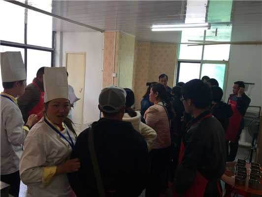 魅力小吃培訓(xùn)學(xué)員雜糧煎餅制作技巧培訓(xùn)現(xiàn)場案例