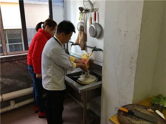 魅力小吃培訓(xùn)學(xué)員師傅現(xiàn)場教授四川面食制作技術(shù)案例