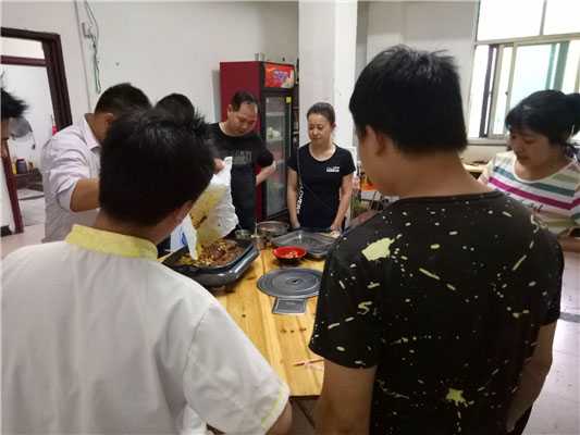 魅力小吃培訓(xùn)學(xué)員夜宵特色烤魚實(shí)操交流案例