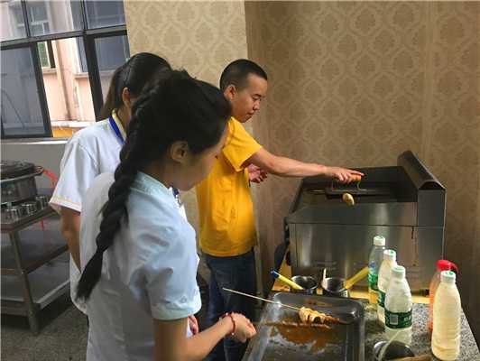 魅力小吃培訓(xùn)學(xué)員鐵板魷魚實(shí)踐現(xiàn)場案例