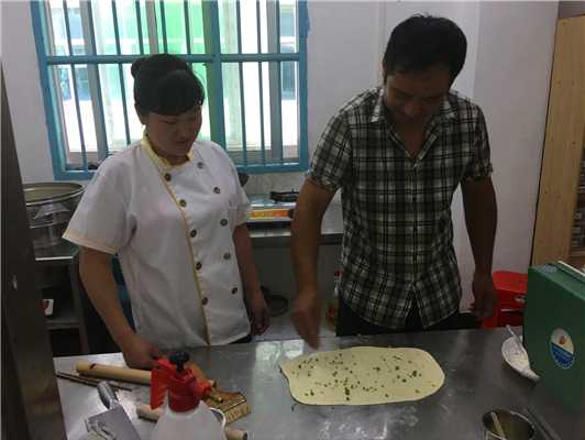 魅力小吃培訓(xùn)學(xué)員一對一指導(dǎo)花卷制作現(xiàn)場案例