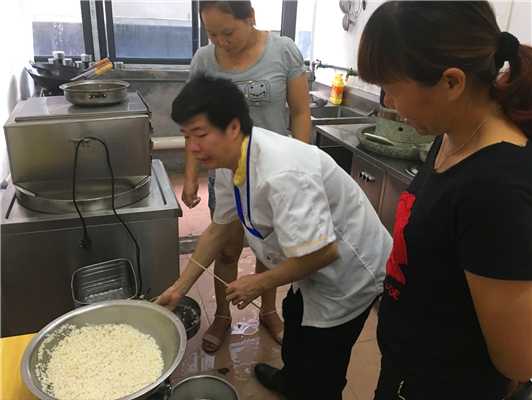 廣東腸粉的磨漿流程指導(dǎo)現(xiàn)場