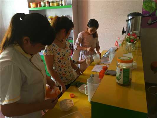 魅力小吃培訓(xùn)學(xué)員珍珠奶茶學(xué)習(xí)調(diào)制實操現(xiàn)場案例