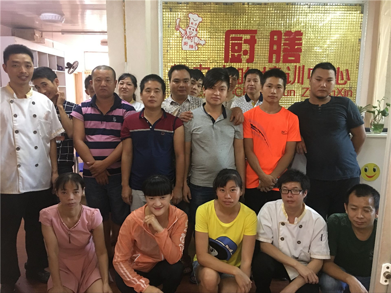 魅力小吃油炸項(xiàng)目培訓(xùn)學(xué)員畢業(yè)合影